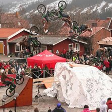 En fin sekvensbild p&aring; en v&auml;l utf&ouml;rd bak&aring;tvolt.. Photo: Johan S&ouml;derlund. Rider: Linus Sj&ouml;holm.