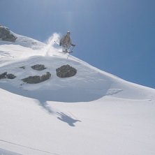 Fl&auml;ker ut f&ouml;r en klippa i riktigt h&ouml;g fart.. Photo: Nordis. Rider: Eric Gervais.
