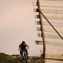 Petter flyter mjukt &ouml;ver Svartbergets vassa stena. Photo: Janne Tj&auml;rnstr&ouml;m. Rider: Petter L&ouml;fstedt.