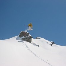 Nordis flyger h&ouml;gt och l&aring;ngt och landar i djupt . Photo: Eric Gervais. Rider: Nordis.
