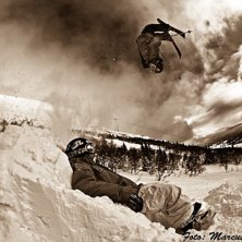 Oscar sl&auml;nger en backflip medan Andre sitter unde. Photo: Marcus Olsson. Rider: Oscar Wester.