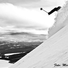 Erik tar en sk&ouml;n sv&auml;ng p&aring; en h&auml;rligt sluttning. Photo: Marcus Olsson. Rider: Erik Graf.