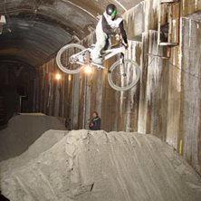 N&aring;gon norsk jag f&aring;ngade p&aring; bild i en dirt under. Photo: P&auml;r H&auml;gglund. Rider: N&aring;gon norsk.