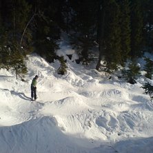Pontus en bit ner i Ravinen.. Photo: Tobias Lindberg. Rider: Pontus Dahn.