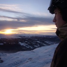 Jag st&aring;r och tittar ut &ouml;ver den fina utsikten i . Photo: kasperi. Rider: simon.
