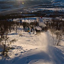 Stekig dag p&aring; skutan, Matte boostar ut f&ouml;r en li. Photo: Robbin G&auml;lliner. Rider: Mattias H&auml;ggkvist.