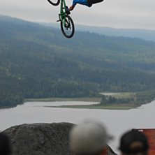 Linus str&auml;cker ut &ouml;ver &Aring;re under Nissan slopest. Photo: Janne Tj&auml;rnstr&ouml;m. Rider: Linus Sj&ouml;holm.