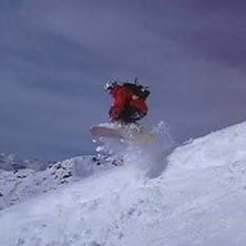 Ett litet hopp ner i en mycket fin ravin.. Photo: Bj&ouml;rn Skyttmo. Rider: Viktor Joandi.