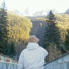 Jag st&aring;r och blickar &ouml;ver bergen i chamonix. Gry. Photo: Ludvig Andersson.