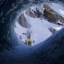 Ludde st&aring;r utanf&ouml;r isgrottan och blir nedsn&ouml;ad . Photo: Henrik Liljeqvist. Rider: Ludvig Roos.