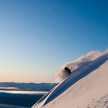 Jag tar en sv&auml;ng i sjukt h&auml;rlig sn&ouml; p&aring; skutan . Photo: Adam Holm. Rider: Marcus Olsson.