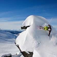 Hitta en schyyst sten med nysn&ouml; och gunte besluta. Photo: Marcus Olsson. Rider: Gunnar Janson.