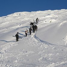 En suver&auml;n dag p&aring; skutan, liten hike till ett of. Photo: Rickard Johansson. Rider: En hel h&ouml;g med freeriders =).