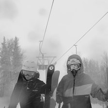 ja och min brosa st&aring;r p&aring; olympiaplaton i sn&ouml;sto. Photo: anton roos. Rider: hugo och gustav.