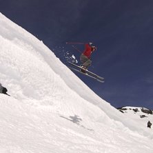 Ett dropp fr&aring;n en vinddriva i ett l&aring;ngt flackt o. Photo: Joakim Wiberg. Rider: Emelie Andersson.