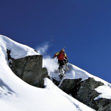 Sk&ouml;n bild med hopp utf&ouml;r klippa.
. Photo: Jocke. Rider: Daniel Pettersson.