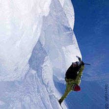 Handplant p&aring; Skutan under p&aring;sklovet.. Photo: G&ouml;ran Assner. Rider: Elov Olsson.