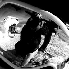 Fin spegelbild i louise googels. Photo: Robin Andersson. Rider: Louise.