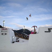 Att filma followcam i ett s&aring;nt feettt hopp kr&auml;ve. Photo: J&ouml;rgen Nilsson. Rider: Simon Dumont/Jon H&aring;tveit.