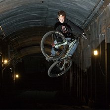 Alexander k&ouml;r dirt i t&aring;gtunneln n&auml;r regnet vr&auml;. Photo: Kenneth Einars. Rider: Alexander B&auml;ckvall.