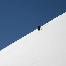 P&aring; en underbar tur ner p&aring; glacieren bakom Val Th. Photo: Niklas Land&eacute;n. Rider: Lars Keldeb&auml;k.