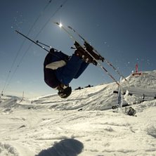 En frontflip p&aring; f&ouml;rsta r&ouml;da plat&aring;n. Bajar uppo. Photo: Anton Lundborg. Rider: Anton Villberg.