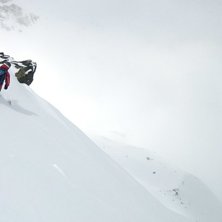 Flyt med sn&ouml;fall s&aring;h&auml;r sent p&aring; s&auml;songen, och . Photo: Jens Karlsson. Rider: Johan Malmberg.