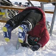 har man tr&aring;kigt s&aring; kan man h&auml;nga &ouml;ver en b&auml;nk. Photo: Johanna M&aring;rtensson. Rider: ungen.