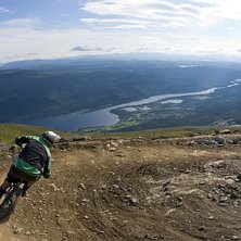 Sk&ouml;n kv&auml;ll p&aring; Skutan efter en pilsner i solsken. Photo: Tobias Liljeroth. Rider: Mattias Johansson.