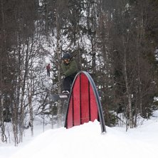 Board p&aring; r&ouml;d regnb&aring;ge. Photo: Jacob Ullman. Rider: Johan Shredda.